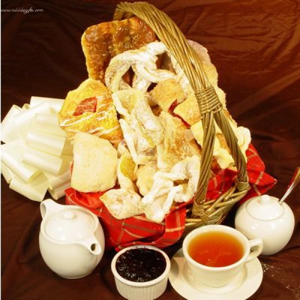 Fine European Pastries and Bread Bakery Basket 6652